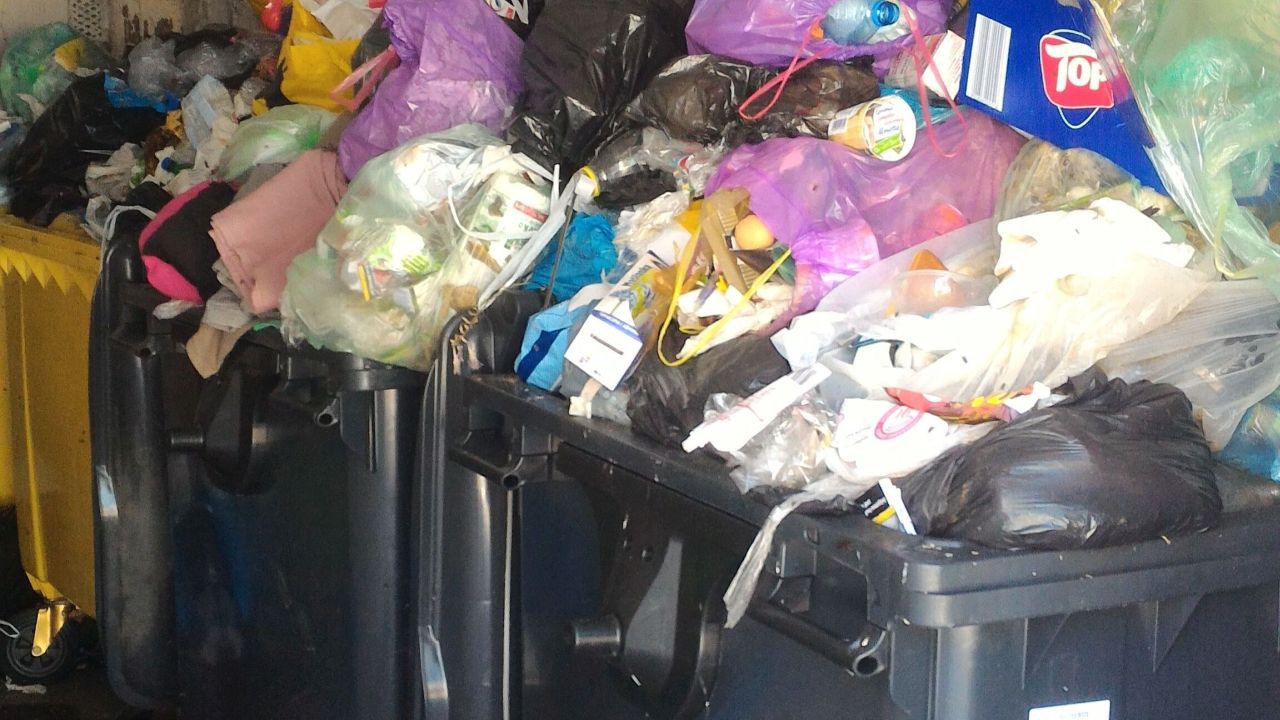 Podwyżki za wywóz śmieci. Radni komentują w Kawiarence