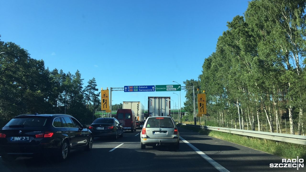 Z dwumiesięcznym poślizgiem Energopol Szczecin S.A. udostępnił drugi pas jezdni na remontowanym odcinku A6. Od godziny 15 od węzła Rzęśnica, w kierunku Szczecina, jedziemy już bez przeszkód, ale z ograniczoną prędkością.