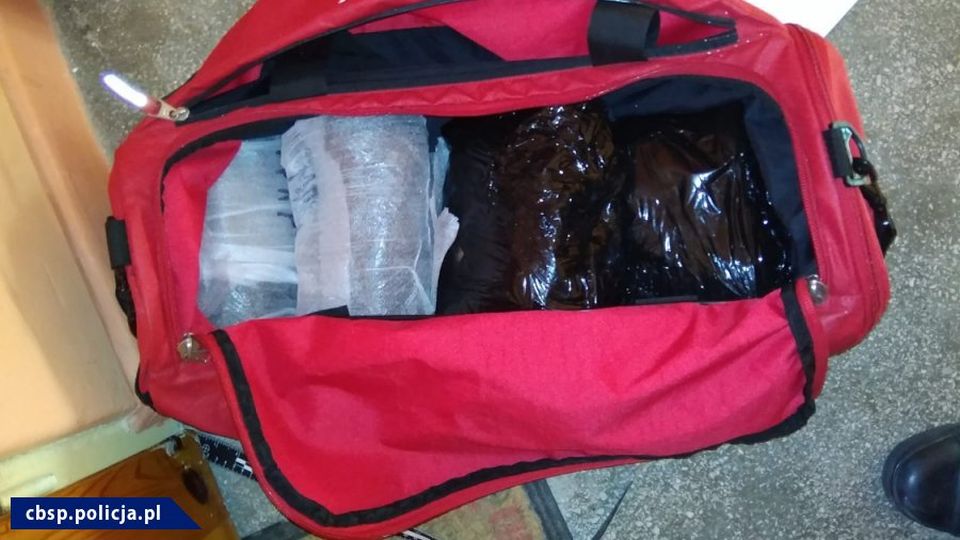 Większa wiedza i skuteczniejsze zwalczanie handlu dopalaczami - to według policji główne efekty nowych przepisów. W życie weszły nowelizacje ustaw o przeciwdziałaniu narkomanii i o Państwowej Inspekcji Sanitarnej. Nowe prawo, pod groźbą kary więzienia, zakazuje handlu dopalaczami, a organom ścigania ułatwia tworzenie aktualnej listy zakazanych substancji.