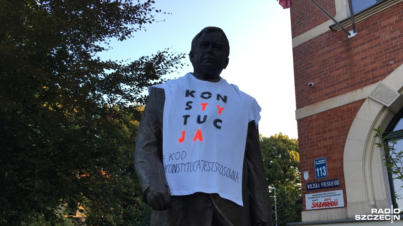 Prokuratura umorzyła śledztwo w sprawie koszulki z napisem Konstytucja Jędrek, którą przedstawiciele KOD-u zawiesili 28 lipca na pomniku Lecha Kaczyńskiego przy al. Wojska Polskiego w Szczecinie oraz napisu konstytucja zawieszonego na rzeźbie marynarza w Alei Fontann 3 sierpnia - podaje Gazeta Wyborcza.