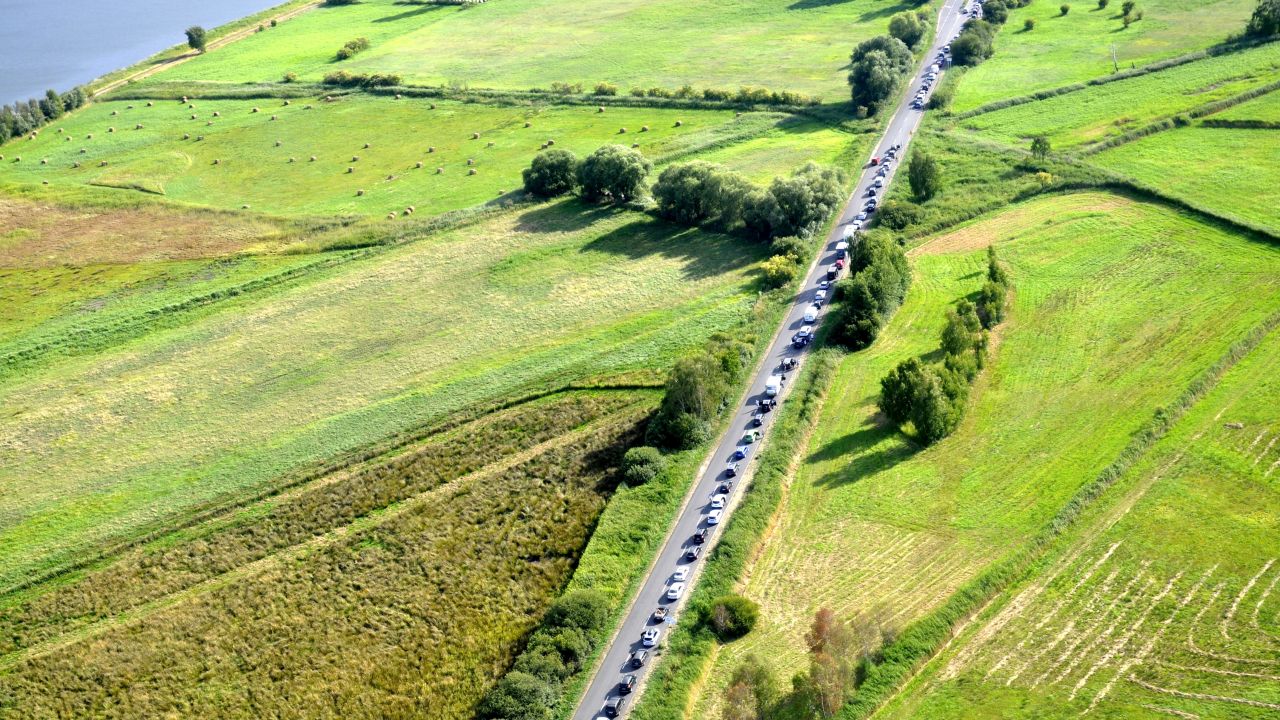 Korki na zachodniopomorskich trasach skutecznie utrudniają poruszanie się m.in. po S3 i krajowej trójce - między Goleniowem a Świnoujściem. Zator w obie strony z różnym natężeniem ciągnie się właściwie aż do Wolina.
