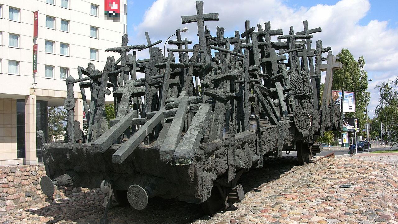 W Rosji nie zapomniano o Polakach-ofiarach stalinowskich represji. W wielu miejscowościach położonych wzdłuż trasy kolejowej Moskwa-Archangielsk do tej pory żyje pamięć o naszych rodakach przywiezionych w bydlęcych wagonach i zmuszanych do pracy w lesie.