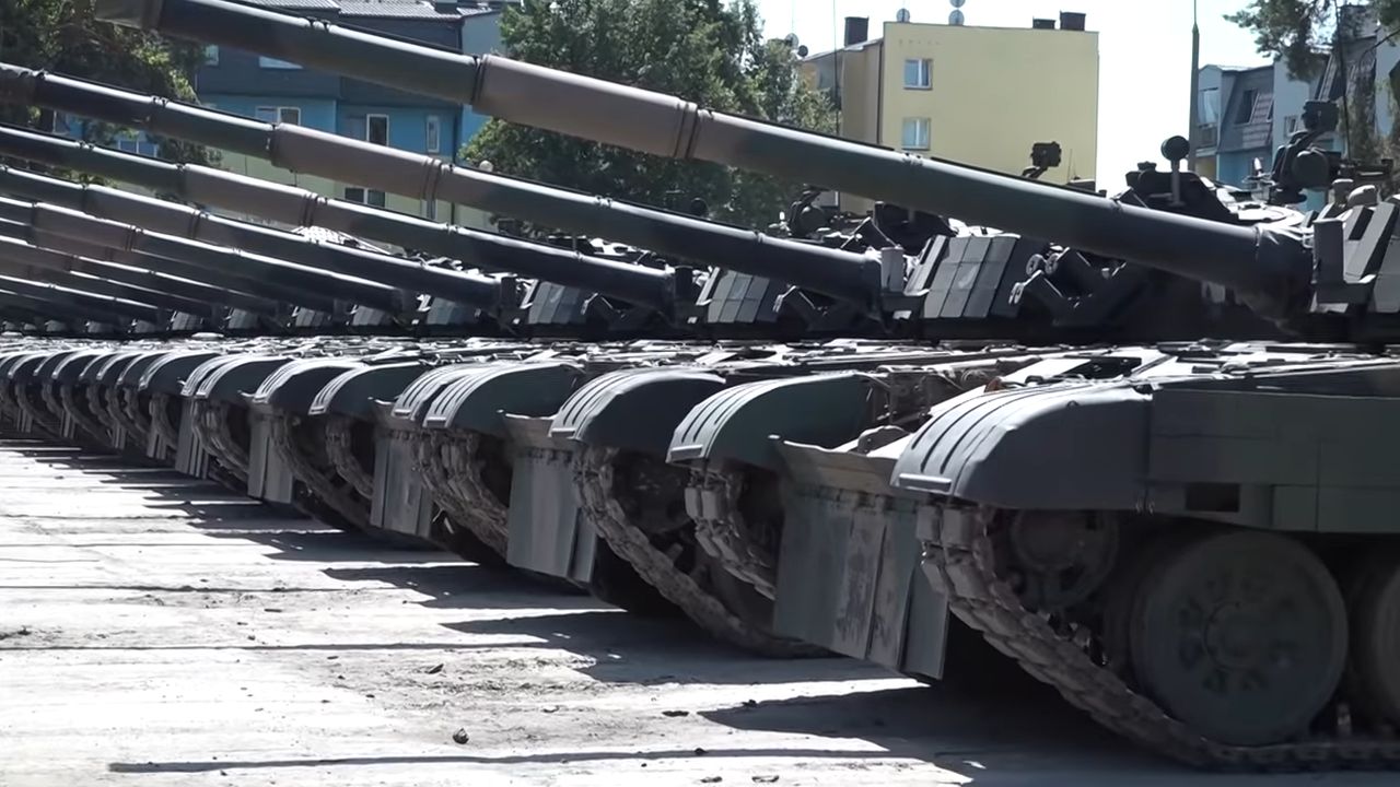 Żołnierze wszystkich rodzajów sił zbrojnych ćwiczą na lotnisku w katowickim Muchowcu przed zbliżającą się defiladą na 15 sierpnia.