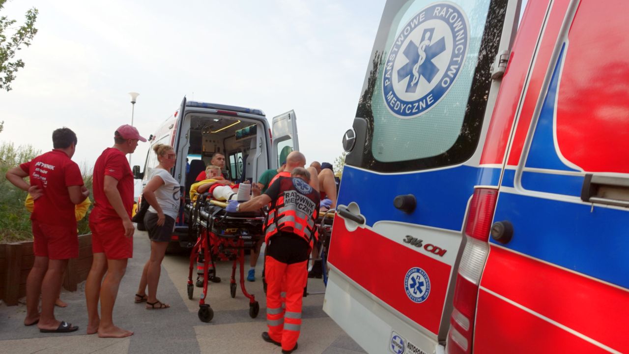 Życiu ratowników wodnych z Dziwnowa nie zagraża niebezpieczeństwo. W piątek na plaży, przewróciła się wieżyczka obserwacyjna, na której przebywali.