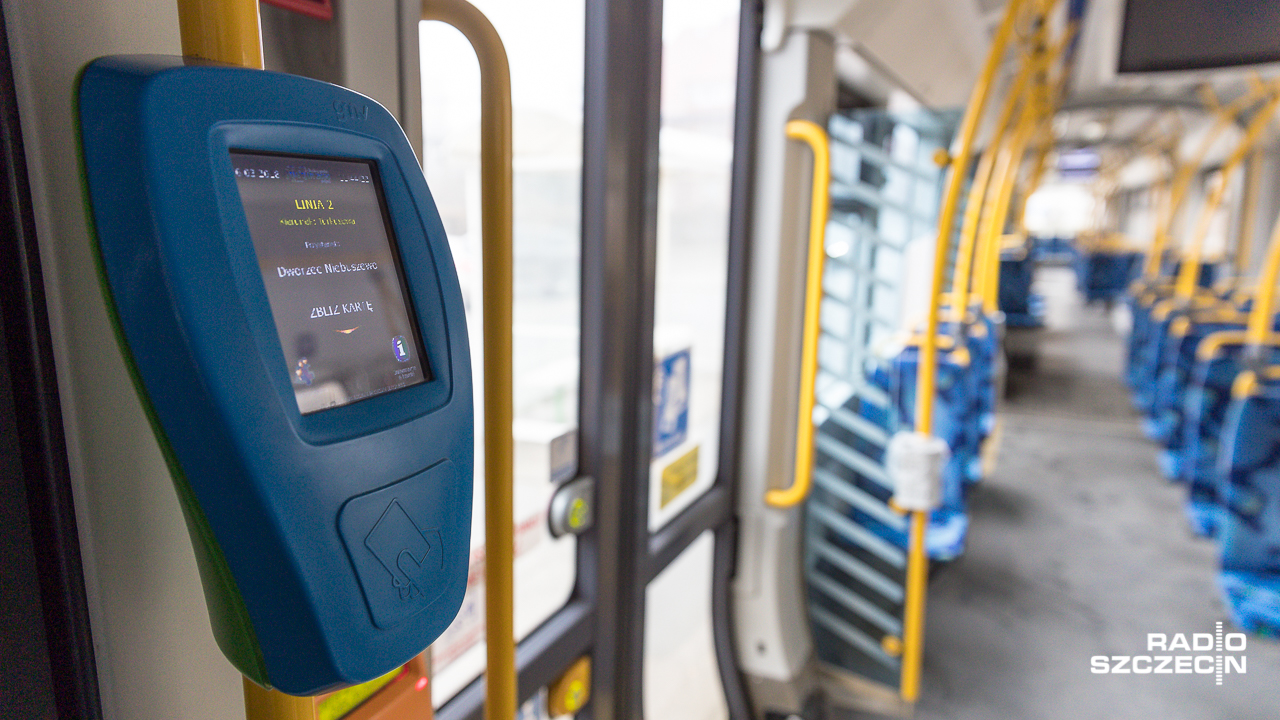 Niewidomy prosi o przywrócenie komunikatów głosowych o przystankach w komunikacji miejskiej. Rafał Sudoł ze Szczecina ma problem z poruszaniem się tramwajami i autobusami w mieście. Podkreśla, że komunikatów o następnym przystanku nie ma w ogóle lub to bardzo słabo słyszalne. Spółka Tramwaje Szczecińskie odpowiada: mamy nadzieję jak najszybciej uporać się z tym problemem.