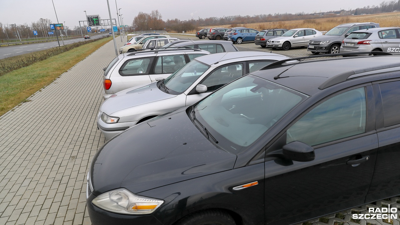 Uwaga jadący z Prawobrzeża w stronę centrum Szczecina. Na ulicy Hangarowej przy parkingu parkride kierowca osobowego Audi zakończył swoja jazdę na słupie latarni.