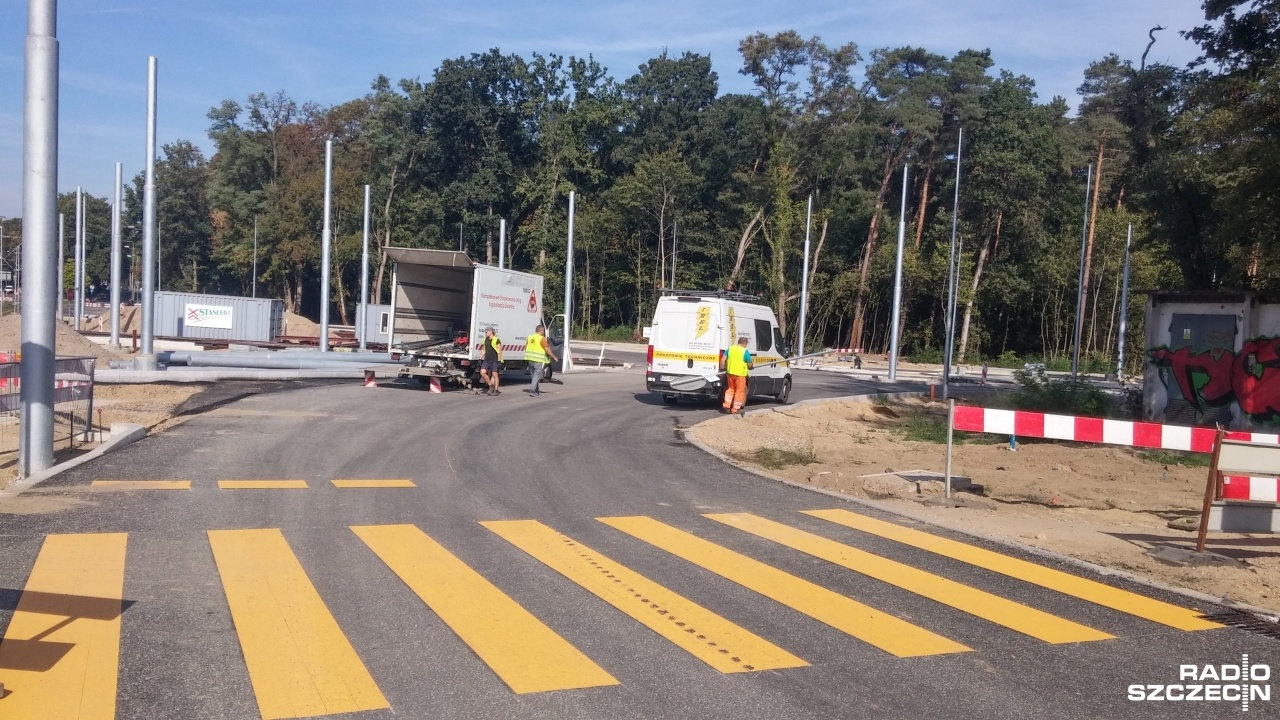 Jadąc w kierunku jeziora Głębokiego nie musimy przejeżdżać przez torowisko tramwajowe. Korzystamy już z części zbudowanego przy ul. Arkońskiej ronda.