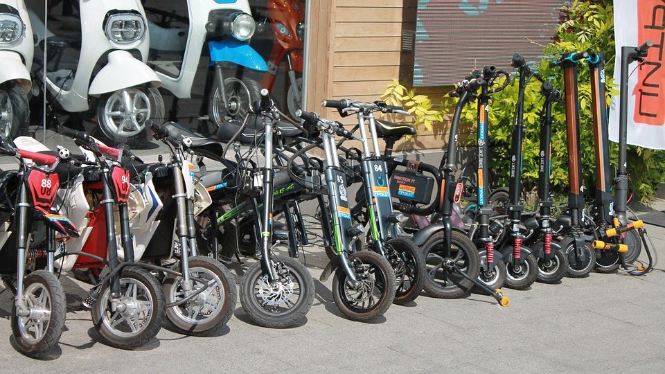 To bardziej problematyczny środek transportu niż rower - przestrzegają eksperci przed wprowadzeniem elektrycznych hulajnóg w Szczecinie.