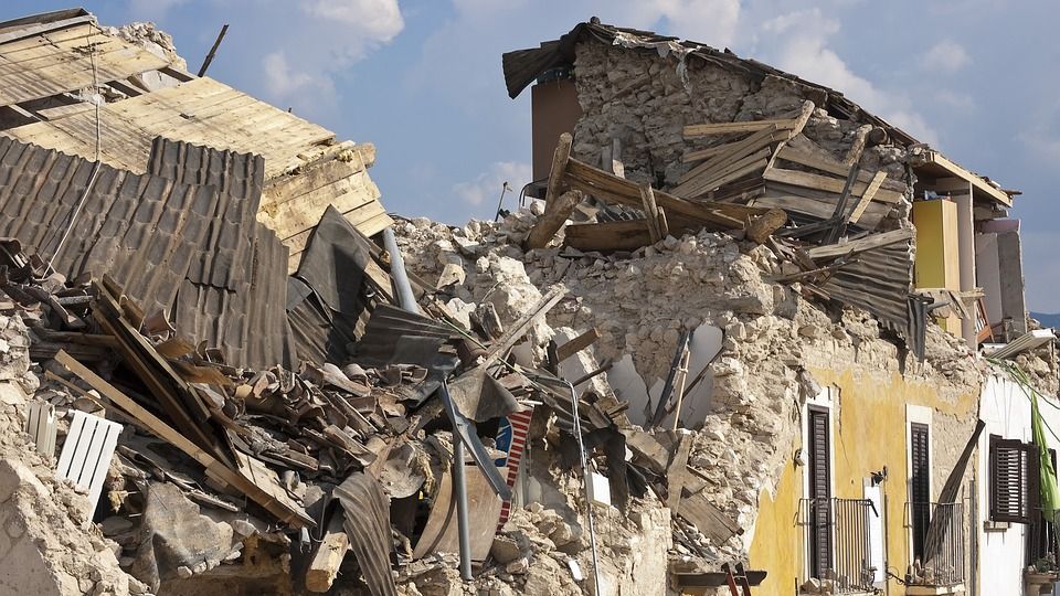 Dwie osoby zginęły a ponad 20 uważa się za zaginione, wskutek osunięcia się ziemi w wypoczynkowej miejscowości Atami w pobliżu Tokio. Zniszczonych zostało ponad 130 domów.