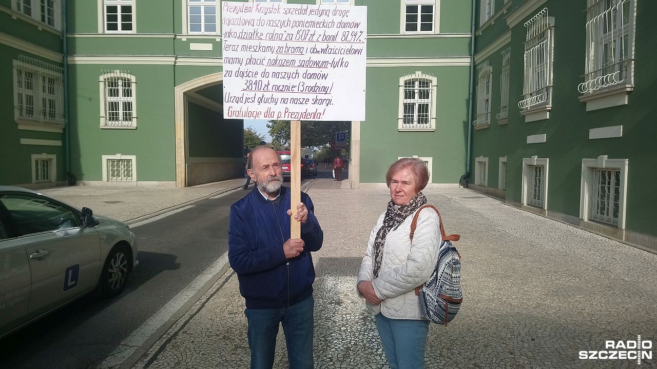 Miasto zaoferowało pomoc prawną małżeństwu, które we wtorek rozpoczęło protest przez Urzędem Miasta. Jak twierdzą, prezydent Szczecina sprzedał drogę dojazdową do ich domu. Zapowiadają, że protest będą kontynuować.