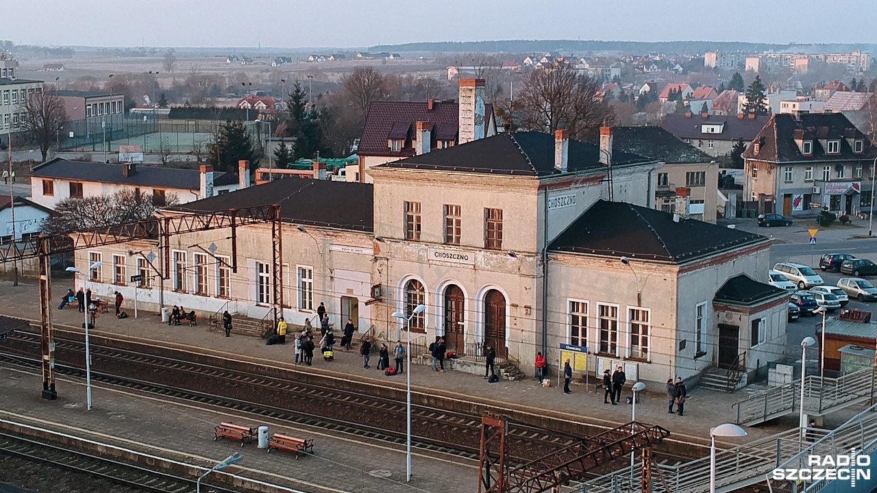Uwaga pasażerowie - od poniedziałku dworzec kolejowy w Choszcznie jest zamknięty. Rozpoczął się remont. Budynek będzie gruntownie zmodernizowany. Powstanie w nim także Centrum Obsługi Osób Zagrożonych Wykluczeniem Społecznym.
