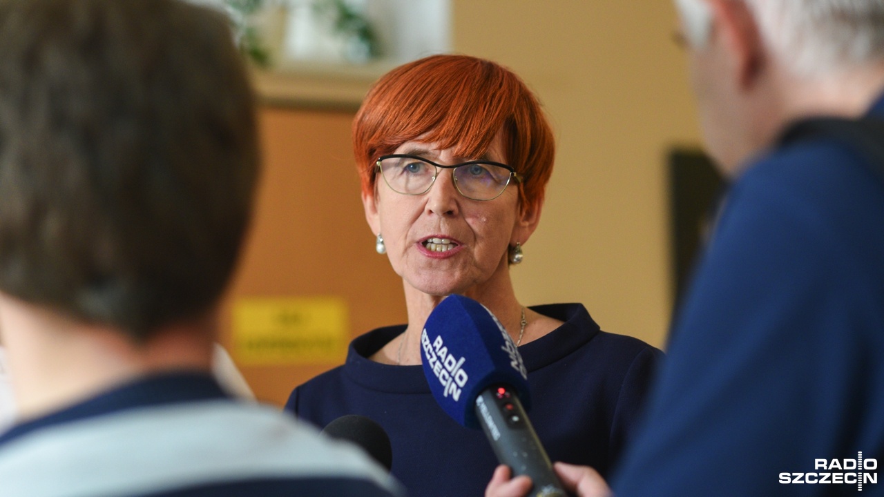 Emerytury dla matek czworga dzieci od marca, nie od stycznia - zapowiada minister rodziny, pracy i polityki społecznej Elżbieta Rafalska. Program Mama Plus został zapowiedziany w kwietniu na konwencji Prawa i Sprawiedliwości w Warszawie jako element tak zwanej piątki Morawieckiego.