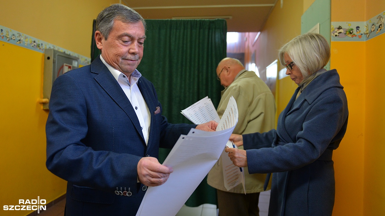 W II turze wyborów prezydenckich w Szczecinie z obecnym prezydentem Piotrem Krzystkiem prawdopodobnie zmierzy się Bartłomiej Sochański z Prawa i Sprawiedliwości - informuje Alicja Kujawa, przewodnicząca Miejskiej Komisji Wyborczej w Szczecinie.