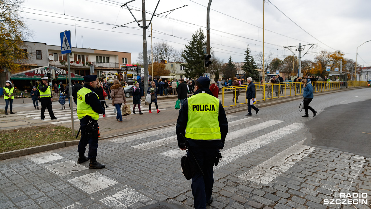 Policja ostrzega przed złodziejami na cmentarzach. Uaktywniają się zwłaszcza przed dniem Wszystkich Świętych.