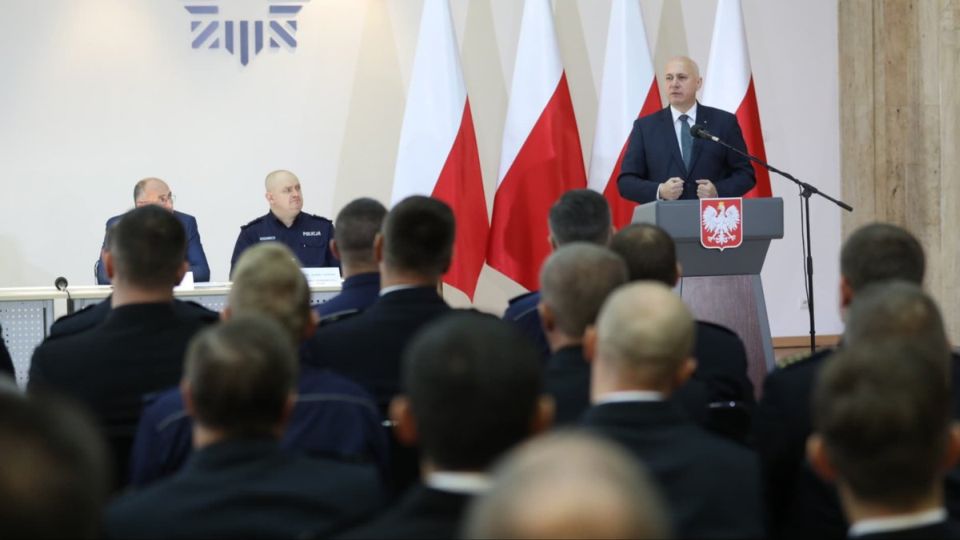 Rząd planuje zwiększyć środki na uposażenia nowych funkcjonariuszy. Takie zmiany przewiduje nowelizacja ustawy o programie modernizacji służb mundurowych, nad którą we wtorek pracował rząd. Nakłady na ten cel wzrosną o 22 mln złotych i łącznie koszty programu w latach 2017-2020 oszacowano na ponad 9 miliardów 200 mln złotych.