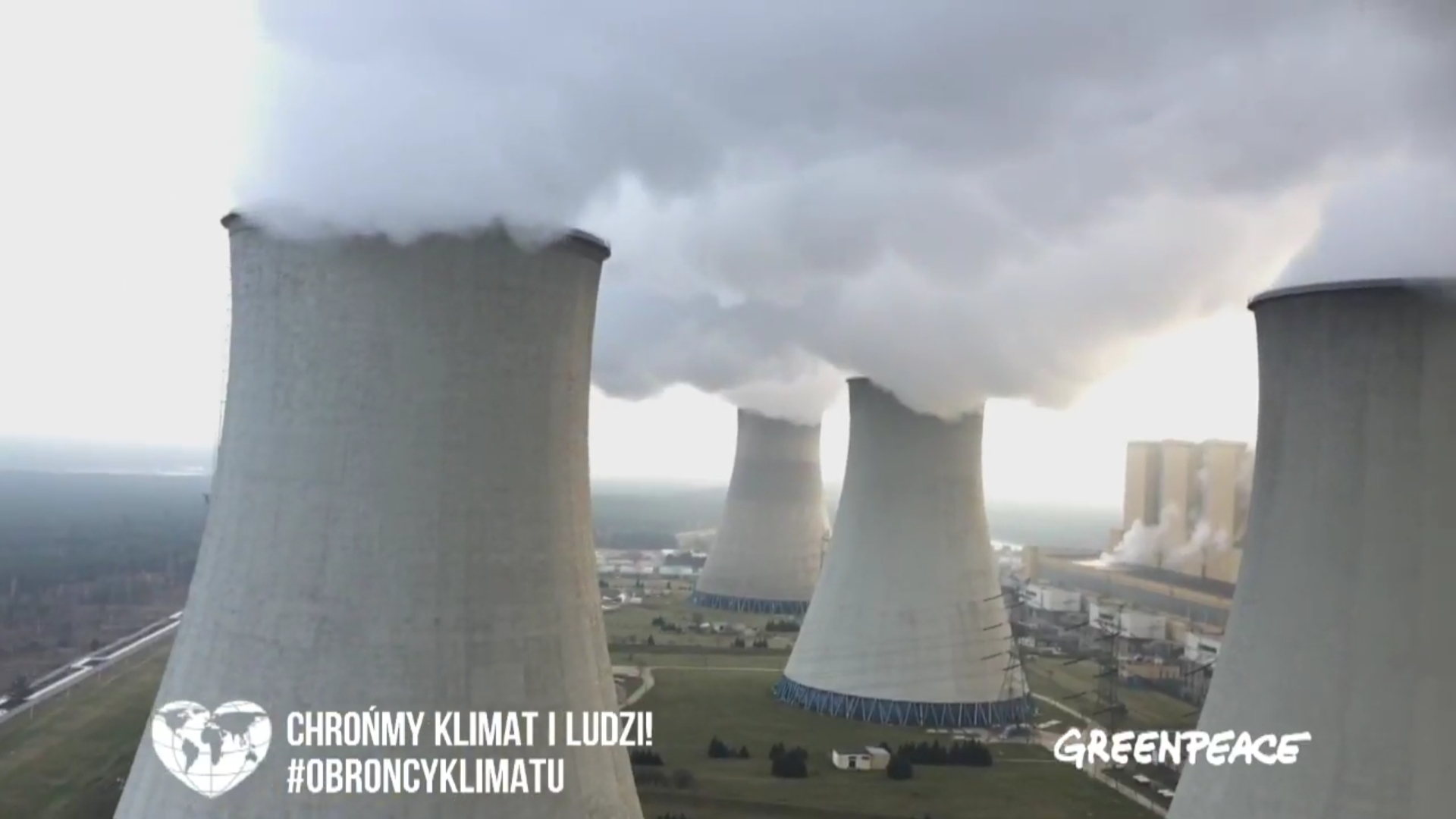 Grupa sześciorga aktywistów Greenpeace, którzy zeszli w środę wieczorem z chłodni kominowej Elektrowni Bełchatów, jest w tej chwili przesłuchiwana przez policję. Zapewne jeszcze w czwartek wszyscy usłyszą zarzut naruszenia miru domowego.