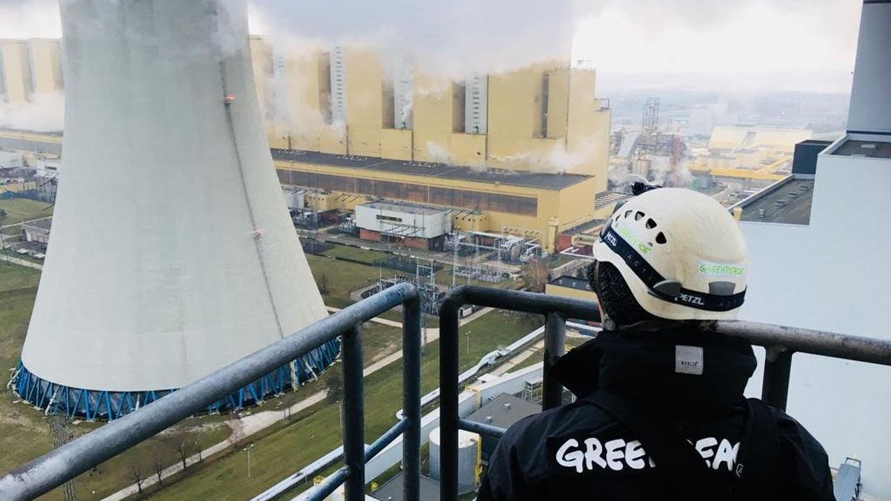 Aktywiści Greenpeace, którzy w środę wieczorem zeszli na dół z chłodni kominowej Elektrowni Bełchatów są przesłuchiwani przez policję. Część z nich opuściła już komendę. Wszyscy usłyszeli zarzut naruszenia miru domowego. Przed bełchatowską komendą czekali na nich przyjaciele z organizacji.