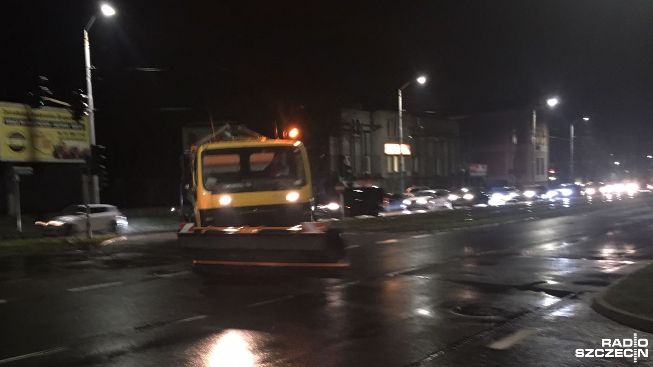 W regionie na drogi krajowe wyjechało o poranku niemal 20 solarek. Część szczecińskich ulic też jest posypanych. Temperatura w nocy spadła w okolice zera w skali Celsjusza.