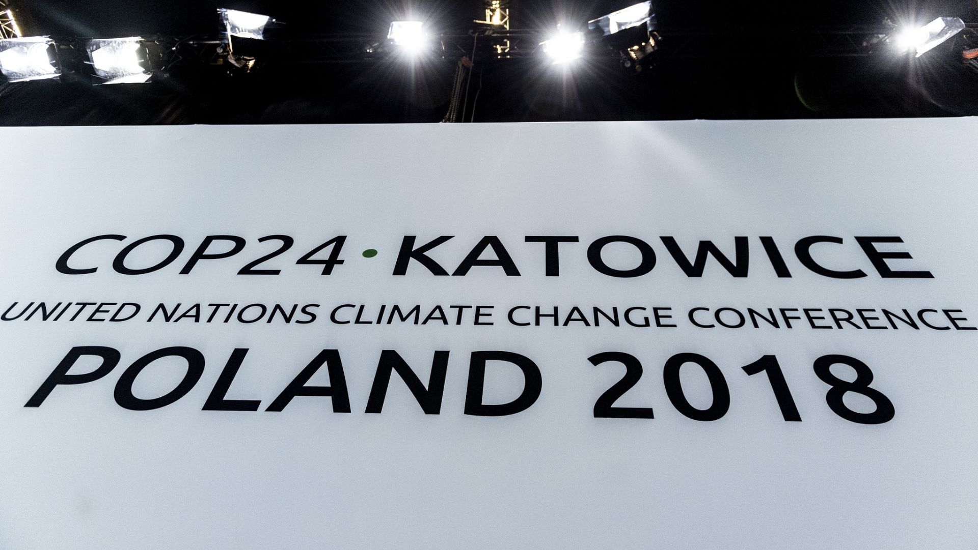 Stany Zjednoczone podziękowały Polsce za znakomitą organizację konferencji klimatycznej w Katowicach. Chwaląc porozumienie zawarte podczas COP 24, amerykański Departament Stanu podkreślił jednak, że decyzja prezydenta Donalda Trumpa, o wycofaniu się przez Stany Zjednoczone z porozumienia klimatycznego z Paryża, pozostaje niezmieniona.