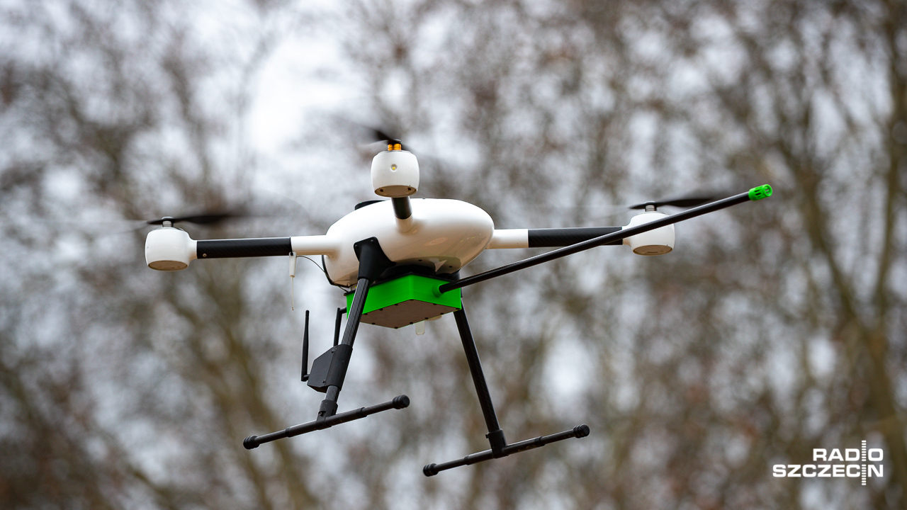 Polska przestrzeń powietrzna ma być bardziej przyjazna dronom. Ministerstwo Infrastruktury wydało nowe rozporządzenie, które ułatwia zdobycie pozwoleń na sterowanie dronami ważącymi do pięciu kilogramów.