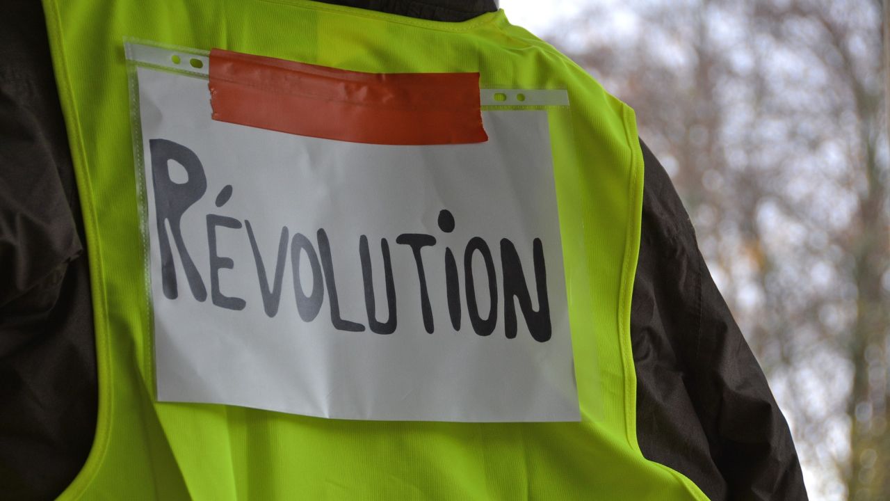 We Francji kolejna, dwudziesta pierwsza już sobota manifestacji żółtych kamizelek protestujących przeciwko polityce gospodarczo-społecznej rządu. Ruch z każdą kolejną manifestacją traci uczestników.