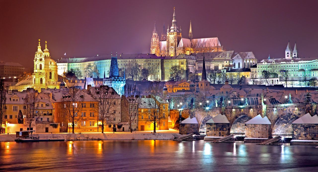 Praga. Fot. źródło: /pixabay.com/pl/praga-zima-noc-zamek-na-hradczanach-3010407.
