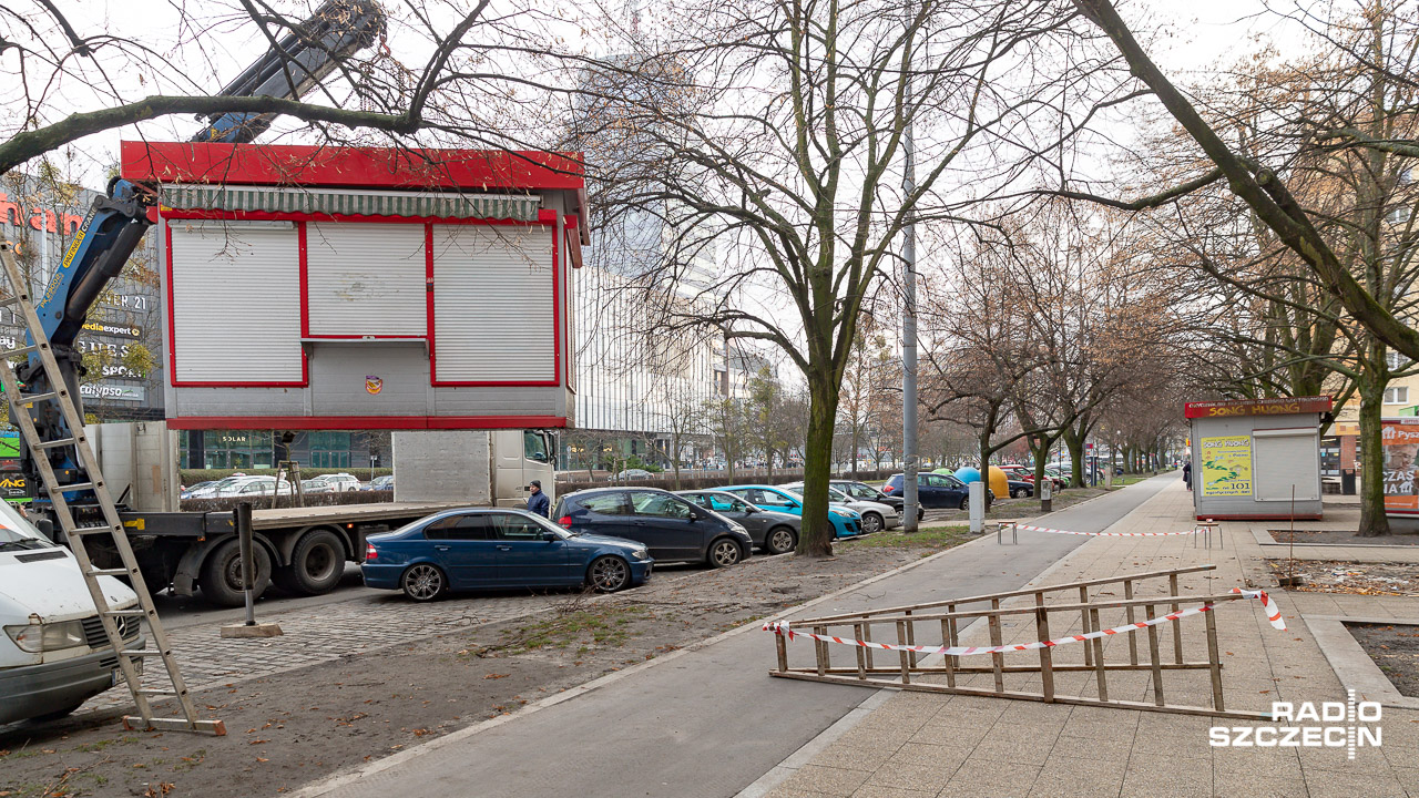 Handlowcy byli wcześniej informowani, że budki mają zniknąć - mówi Celina Wołosz z Żeglugi Szczecińskiej. To odnośnie likwidacji kiosków naprzeciwko Centrum Handlowego Galaxy w Szczecinie.