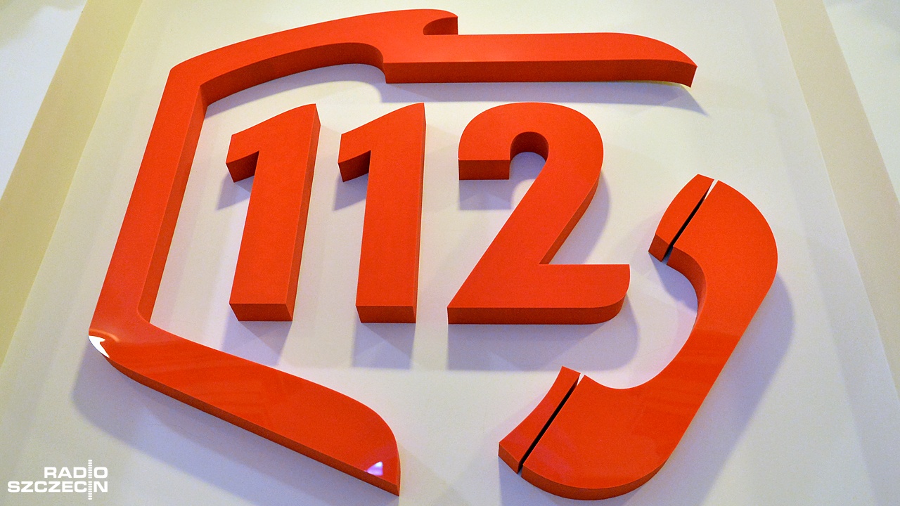 Zaostrzenie kar za blokowanie numerów alarmowych na razie niewiele zmieniło - mówią operatorzy numeru 112. Nadal 70 proc. połączeń wykonywanych do Centrum Powiadamiania Ratunkowego w Szczecinie to fałszywe zgłoszenia. W niedzielę obchodzimy Europejski Dzień Numeru 112.