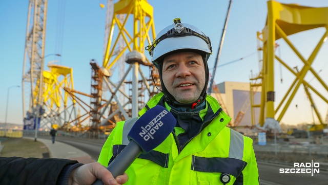 Pierwsze trzy podstawy do morskich elektrowni wiatrowych wypłynęły w piątek ze szczecińskiej fabryki na wyspie Gryfia do Cuxhaven. Fot. Robert Stachnik [Radio Szczecin] Wielki transport z wyspy Gryfia do Niemiec [WIDEO, ZDJĘCIA]