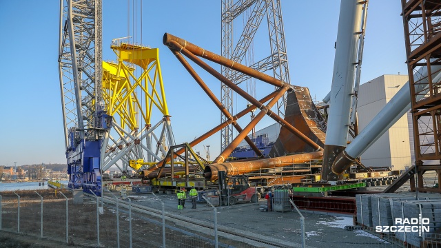 Pierwsze trzy podstawy do morskich elektrowni wiatrowych wypłynęły w piątek ze szczecińskiej fabryki na wyspie Gryfia do Cuxhaven. Fot. Robert Stachnik [Radio Szczecin] Wielki transport z wyspy Gryfia do Niemiec [WIDEO, ZDJĘCIA]