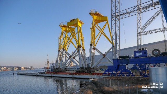 Pierwsze trzy podstawy do morskich elektrowni wiatrowych wypłynęły w piątek ze szczecińskiej fabryki na wyspie Gryfia do Cuxhaven. Fot. Robert Stachnik [Radio Szczecin] Wielki transport z wyspy Gryfia do Niemiec [WIDEO, ZDJĘCIA]