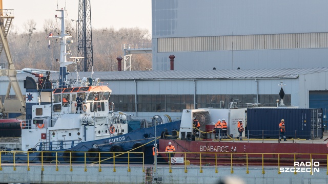 Pierwsze trzy podstawy do morskich elektrowni wiatrowych wypłynęły w piątek ze szczecińskiej fabryki na wyspie Gryfia do Cuxhaven. Fot. Robert Stachnik [Radio Szczecin] Wielki transport z wyspy Gryfia do Niemiec [WIDEO, ZDJĘCIA]