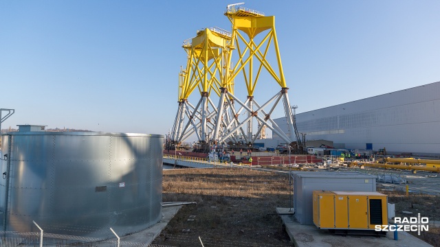 Pierwsze trzy podstawy do morskich elektrowni wiatrowych wypłynęły w piątek ze szczecińskiej fabryki na wyspie Gryfia do Cuxhaven. Fot. Robert Stachnik [Radio Szczecin] Wielki transport z wyspy Gryfia do Niemiec [WIDEO, ZDJĘCIA]