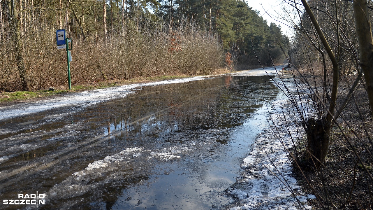 Ulica Tczewska między torami kolejowymi, a węzłem Dąbie ulica Tczewska nadal jest nieprzejezdna.