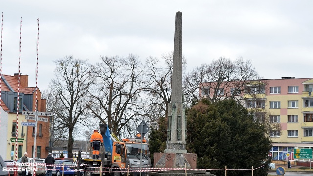 Demontaż pomnika wdzięczności Armii Czerwonej rozpoczął się w czwartek w Choszcznie. Fot. Łukasz Szełemej [Radio Szczecin] Znika kolejny radziecki pomnik. Ruszyła rozbiórka [WIDEO, ZDJĘCIA]