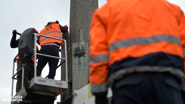 Demontaż pomnika wdzięczności Armii Czerwonej rozpoczął się w czwartek w Choszcznie. Fot. Łukasz Szełemej [Radio Szczecin] Znika kolejny radziecki pomnik. Ruszyła rozbiórka [WIDEO, ZDJĘCIA]