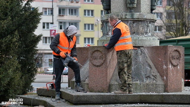 Demontaż pomnika wdzięczności Armii Czerwonej rozpoczął się w czwartek w Choszcznie. Fot. Łukasz Szełemej [Radio Szczecin] Znika kolejny radziecki pomnik. Ruszyła rozbiórka [WIDEO, ZDJĘCIA]