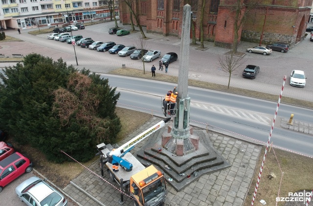 Demontaż pomnika wdzięczności Armii Czerwonej rozpoczął się w czwartek w Choszcznie. Fot. Łukasz Rabikowski [Radio Szczecin] Znika kolejny radziecki pomnik. Ruszyła rozbiórka [WIDEO, ZDJĘCIA]