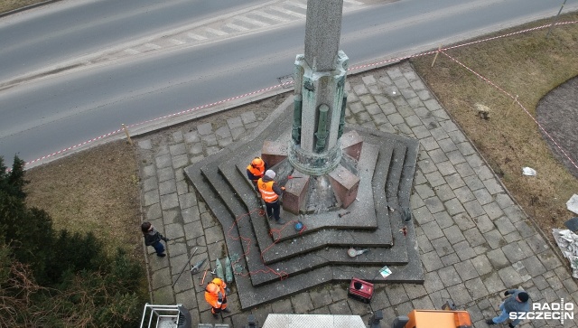 Demontaż pomnika wdzięczności Armii Czerwonej rozpoczął się w czwartek w Choszcznie. Fot. Łukasz Rabikowski [Radio Szczecin] Znika kolejny radziecki pomnik. Ruszyła rozbiórka [WIDEO, ZDJĘCIA]