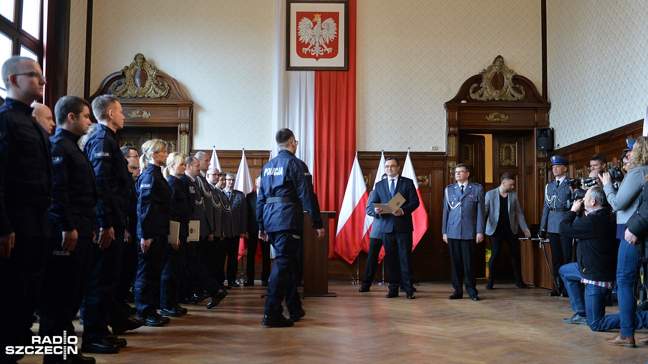 Od 1 maja rząd przeznaczy na ten cel sto milionów złotych. Pieniądze nie trafią jednak do wszystkich. Jak zapowiedział szef MSWiA, otrzymają je młodzi funkcjonariusze, którzy zaczynają pracę w zawodzie oraz najmniej zarabiający.