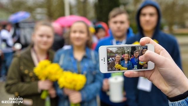 Wolontariusze fundacji "Siatkarze dla Hospicjum" na Jasnych Błoniach. Fot. Łukasz Szełemej [Radio Szczecin] Wolontariusze fundacji "Siatkarze dla Hospicjum" kwestują na Jasnych Błoniach [ZDJĘCIA]