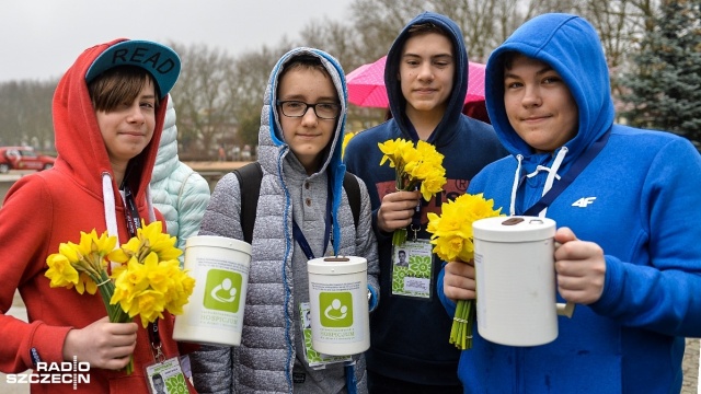 Wolontariusze fundacji "Siatkarze dla Hospicjum" na Jasnych Błoniach. Fot. Łukasz Szełemej [Radio Szczecin] Wolontariusze fundacji "Siatkarze dla Hospicjum" kwestują na Jasnych Błoniach [ZDJĘCIA]