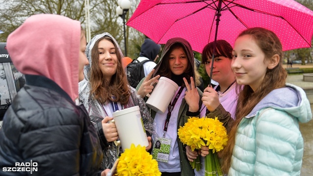 Wolontariusze fundacji "Siatkarze dla Hospicjum" na Jasnych Błoniach. Fot. Łukasz Szełemej [Radio Szczecin] Wolontariusze fundacji "Siatkarze dla Hospicjum" kwestują na Jasnych Błoniach [ZDJĘCIA]