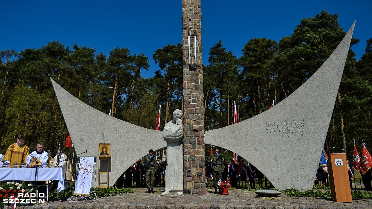 O godzinie 11 rozpoczną się uroczystości w Gozdowicach koło Mieszkowic. Natomiast na Cmentarz Wojenny Siekierki w Starych Łysogórkach po godzinie 12 wejdzie kompania honorowa i poczty sztandarowe. Mszę świętą w intencji poległych żołnierzy poprzedzi pokaz sprzętu wojskowego.