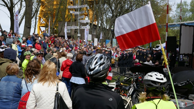 Flaga została wciągnięta na świnoujską latarnię morską już po raz piąty. Fot. Maciej Papke [Radio Szczecin] Największa flaga świata powiewa już w Świnoujściu [WIDEO, ZDJĘCIA]