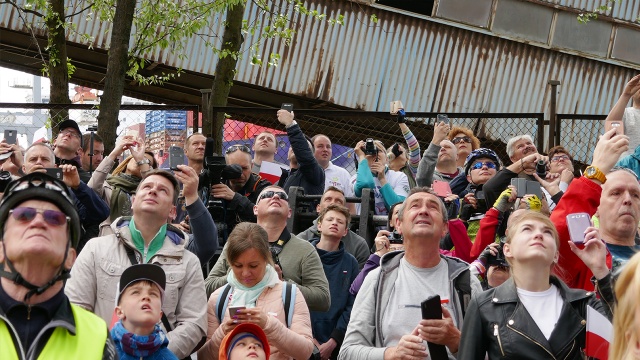 Flaga została wciągnięta na świnoujską latarnię morską już po raz piąty. Fot. Maciej Papke [Radio Szczecin] Największa flaga świata powiewa już w Świnoujściu [WIDEO, ZDJĘCIA]