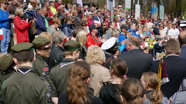 Flaga została wciągnięta na świnoujską latarnię morską już po raz piąty. Fot. Maciej Papke [Radio Szczecin] Największa flaga świata powiewa już w Świnoujściu [WIDEO, ZDJĘCIA]