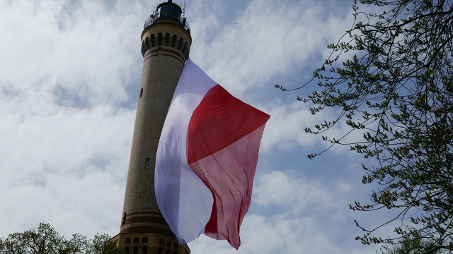 Flaga została wciągnięta na świnoujską latarnię morską już po raz piąty. Fot. Maciej Papke [Radio Szczecin] Największa flaga świata powiewa już w Świnoujściu [WIDEO, ZDJĘCIA]