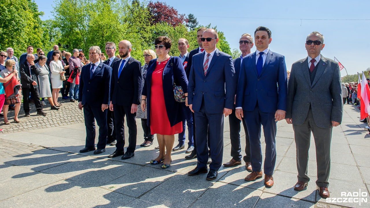 W takie dni, jak dzisiejszy, polityczne podziały schodzą na dalszy plan - mówili podczas szczecińskich obchodów Święta 3 Maja lokalni politycy. Uroczystości rozpoczęły się w samo południe przy Pomniku Czynu Polaków. Wzięli w nich udział przedstawiciele miasta, wojewody, marszałka i partii politycznych oraz tłumy mieszkańców.