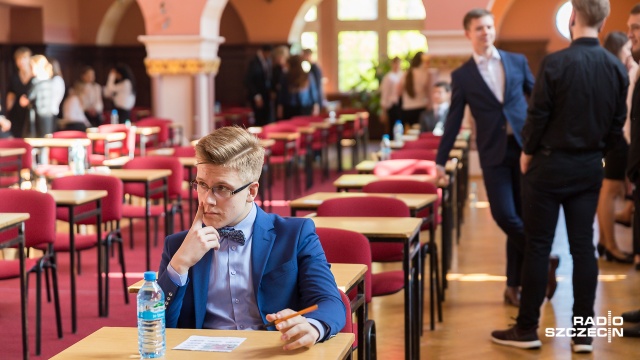 By zdać maturę trzeba zdobyć 30 procent punktów z każdego przedmiotu. Fot. Robert Stachnik [Radio Szczecin] Maraton maturalny wystartował. W piątek egzamin z języka polskiego [WIDEO, ZDJĘCIA]